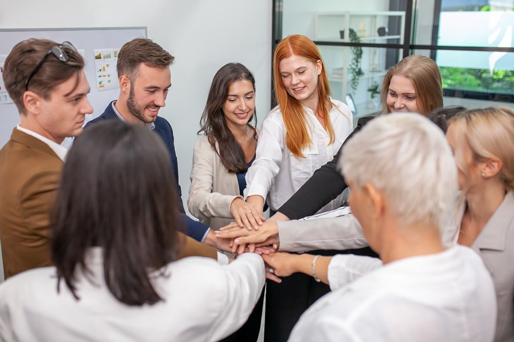 équipe de travail qui renforce les liens en journée de cohésion