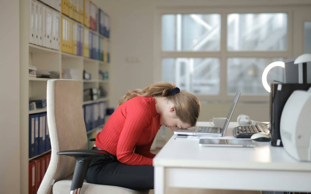 femme en manque de reconnaissance au travail