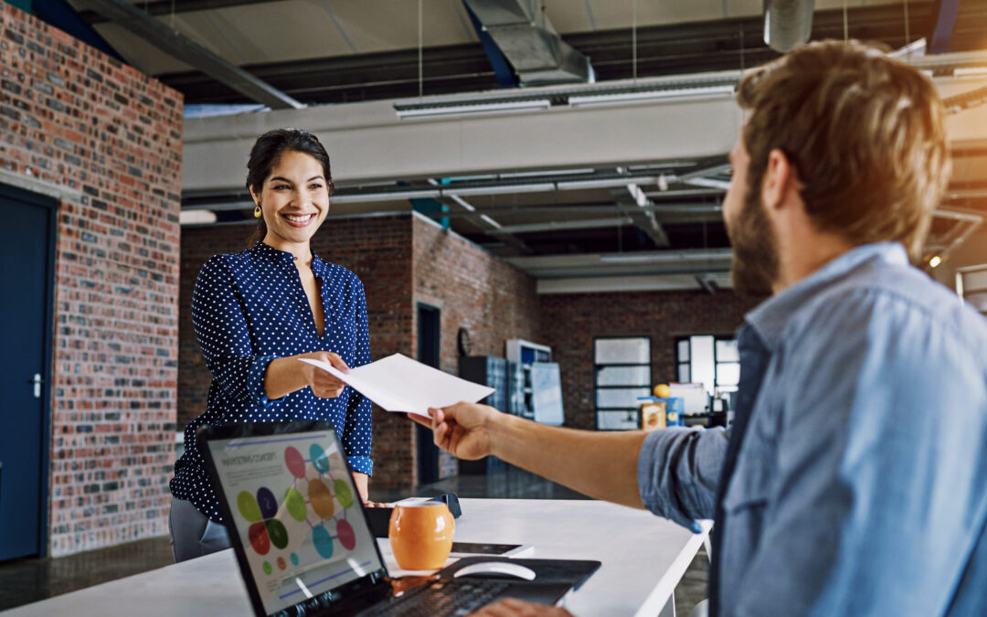 collègue dans un bureau symbolisant la collaboration et l'autonomie au travail